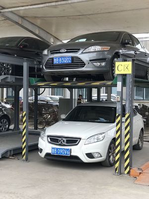 Disegno di stoccaggio in quattro colonne ascensore idraulico per auto e stoccaggio domestico